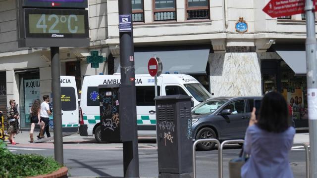 Un termómetro en la calle marca la temperatura.