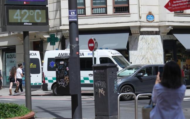 Un termómetro en la calle marca la temperatura.
