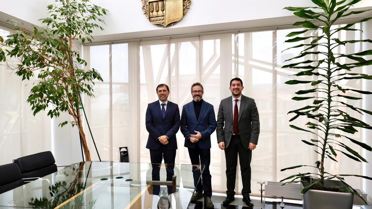 El Viceconsejero de Salud y Transformación Digital del Gobierno Vasco, Gontzal Tamayo, con el Director General de Red.Es y el Secretario General de Salud Digital, Información e Innovación del SNS.