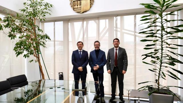 El Viceconsejero de Salud y Transformación Digital del Gobierno Vasco, Gontzal Tamayo, con el Director General de Red.Es y el Secretario General de Salud Digital, Información e Innovación del SNS.