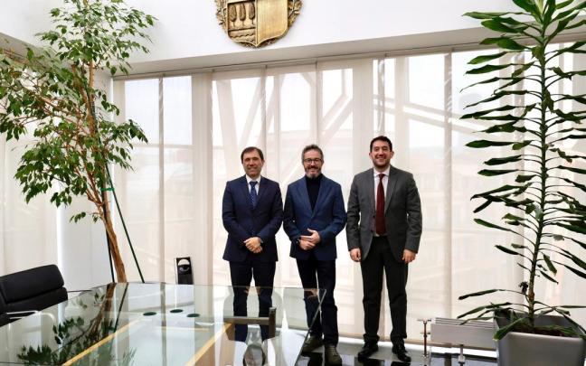 El Viceconsejero de Salud y Transformación Digital del Gobierno Vasco, Gontzal Tamayo, con el Director General de Red.Es y el Secretario General de Salud Digital, Información e Innovación del SNS.