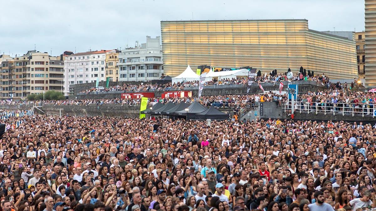 La playa de la Zurriola llena de gente en un concierto del Jazzaldia