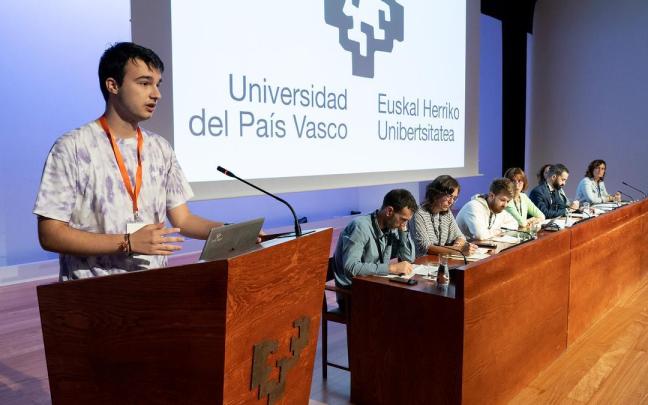 El claustral Markel Ferro ha defendido las enmiendas al Reglamento de Faltas y Sanciones del Estudiantado El claustral Markel Ferro ha defendido las enmiendas al Reglamento de Faltas y Sanciones del Estudiantado