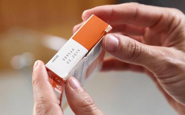 Consultar la fecha de caducidad de un medicamento.