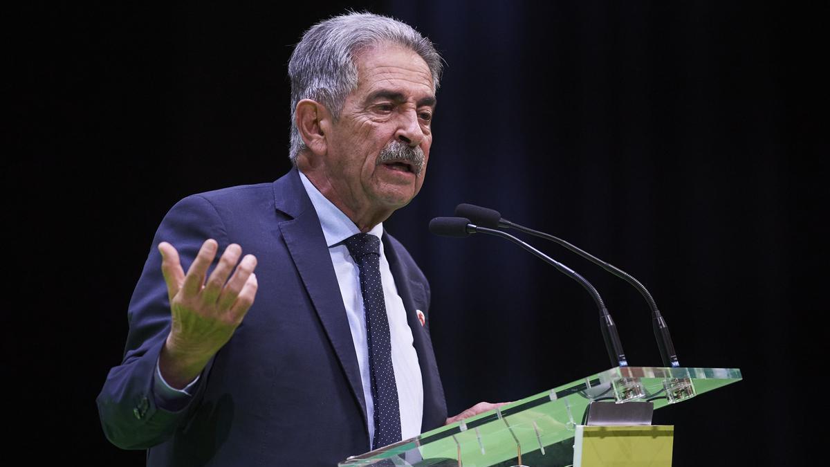 Miguel Ángel Revilla durante un acto electoral del PRC.