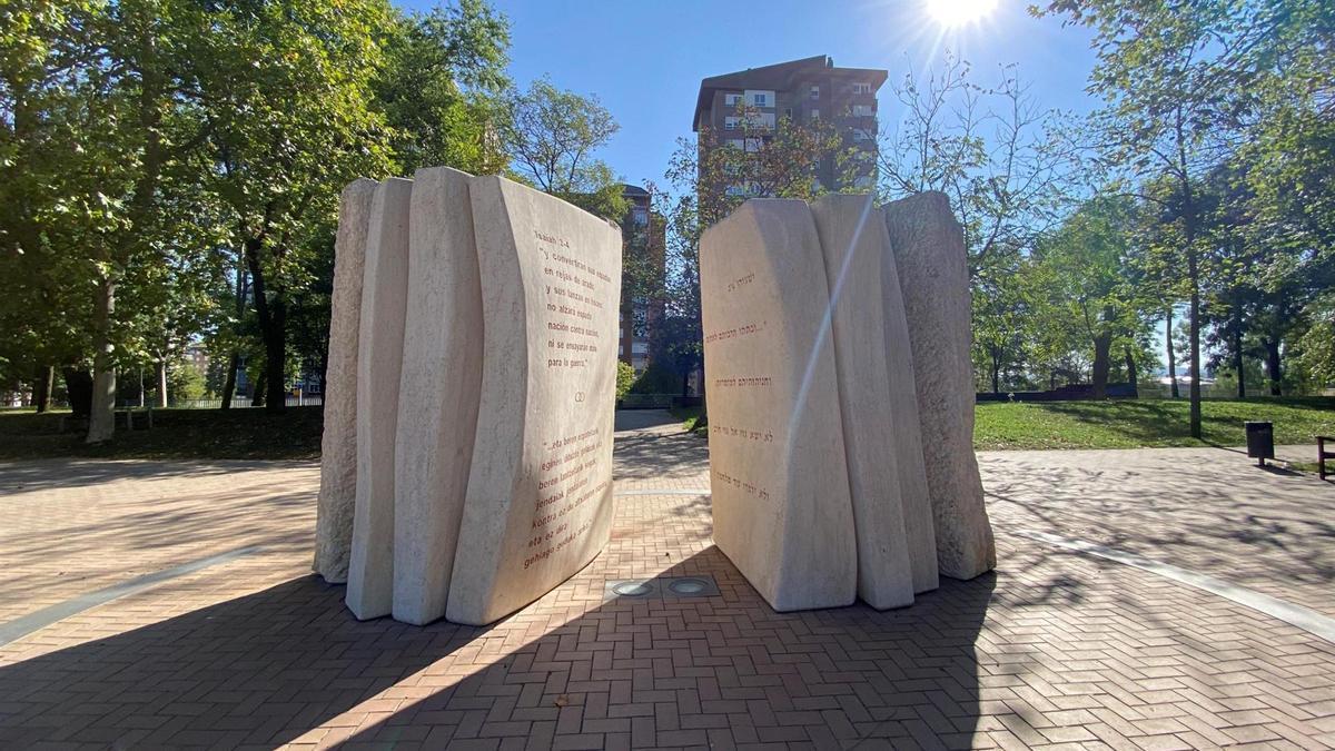 'Elkarbizitza' eskulturan egindako pintadak garbitzeko lanak amaitu dituzte Gasteizen.