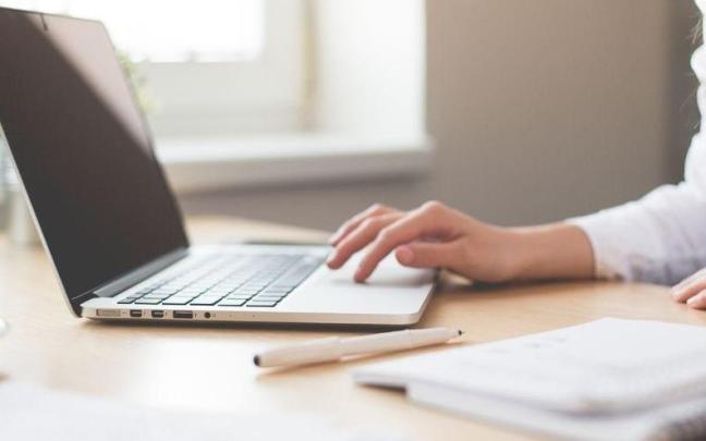 Una persona teletrabajando.