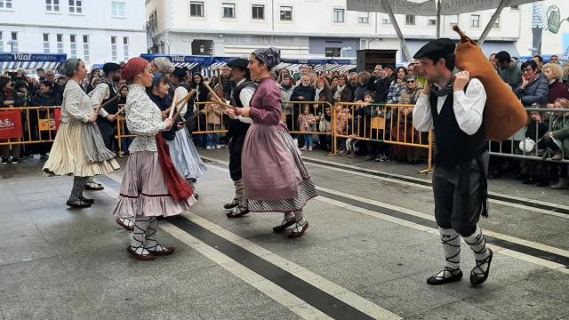 Folklore euskaldun en la plaza Aldai de Laudio