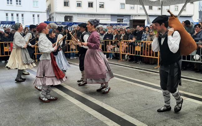 Folklore euskaldun en la plaza Aldai de Laudio