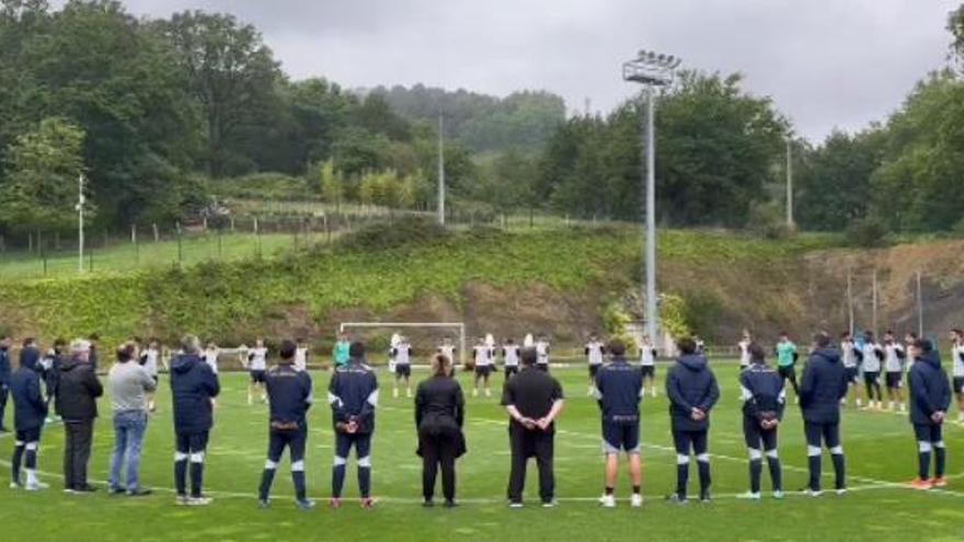 Minuto de silencio a Mitxel Badiola en el entrenamiento de Zubieta. / REAL SOCIEDAD TWITTER
