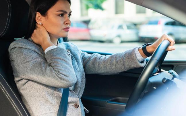 Mujer con dolor muscular.