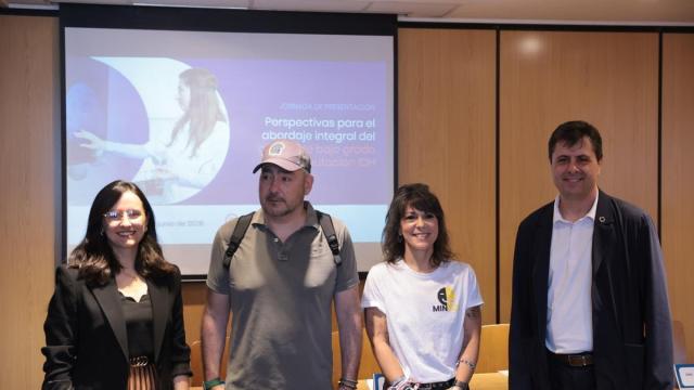 De izq. a dcha. Silvia Romero, Iñigo García, Estíbaliz Iza e Iñaki Gutiérrez en la presentación del informe.
