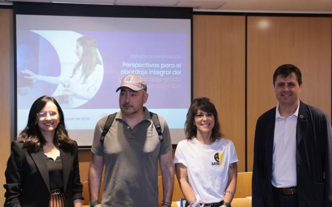 De izq. a dcha. Silvia Romero, Iñigo García, Estíbaliz Iza e Iñaki Gutiérrez en la presentación del informe.