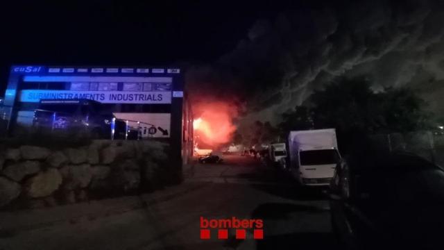El incendio en una fábrica de productos químicos en Vilanova i la Geltrú (Barcelona). / Bombers El incendio en una fábrica de productos químicos en Vilanova i la Geltrú (Barcelona).