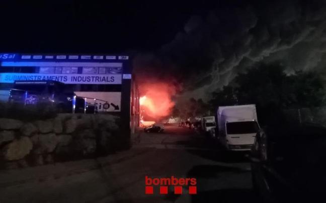 El incendio en una fábrica de productos químicos en Vilanova i la Geltrú (Barcelona). / Bombers El incendio en una fábrica de productos químicos en Vilanova i la Geltrú (Barcelona).