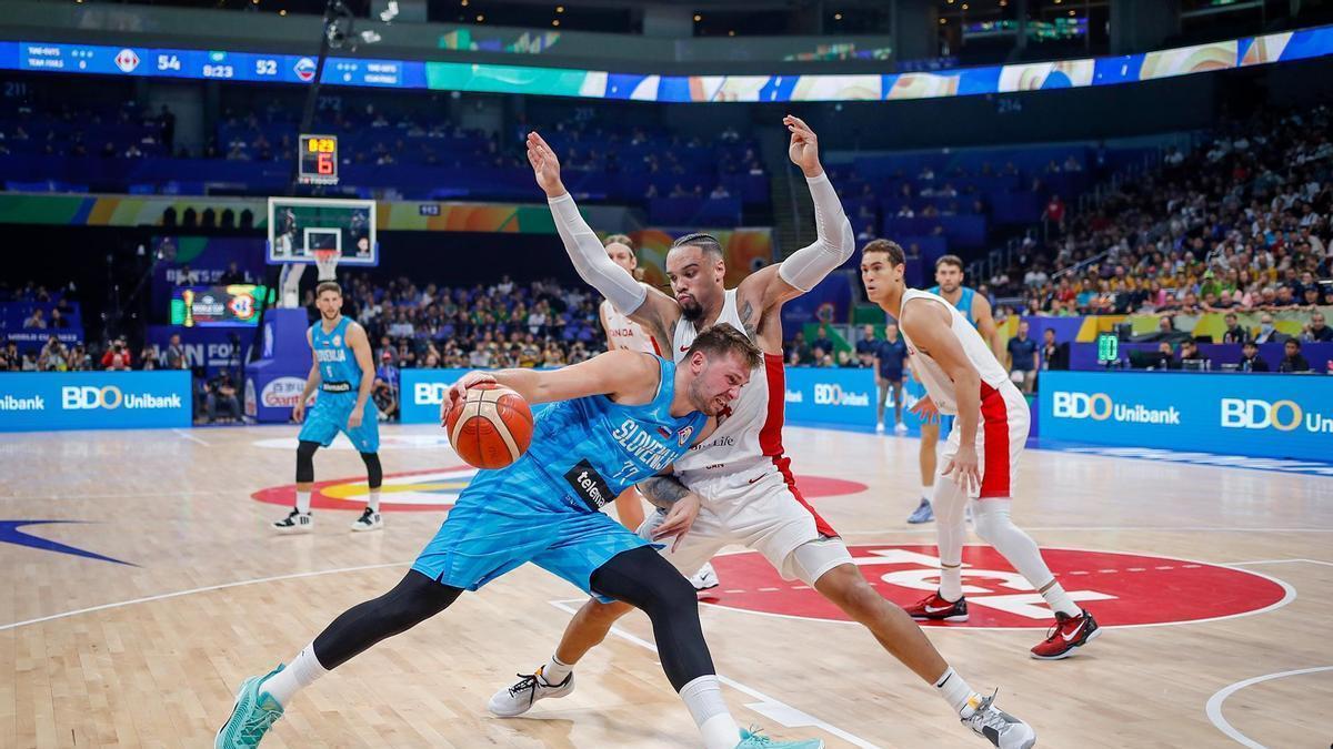 Luka Doncic defiende el balón ante Dillon Brooks.