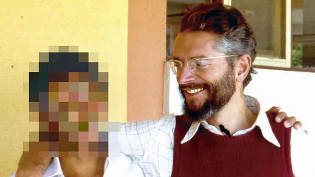 El jesuita Francesc Peris, con un alumno en Bolivia.