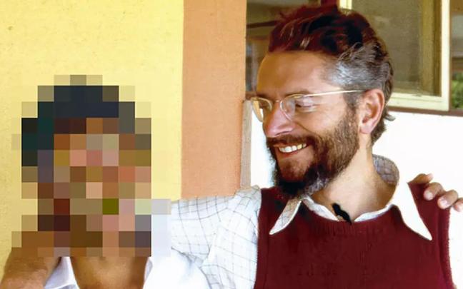 El jesuita Francesc Peris, con un alumno en Bolivia.