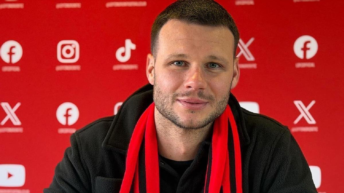 Una parte de la foto del portero con su nuevo equipo.