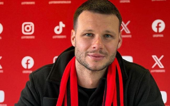 Una parte de la foto del portero con su nuevo equipo.