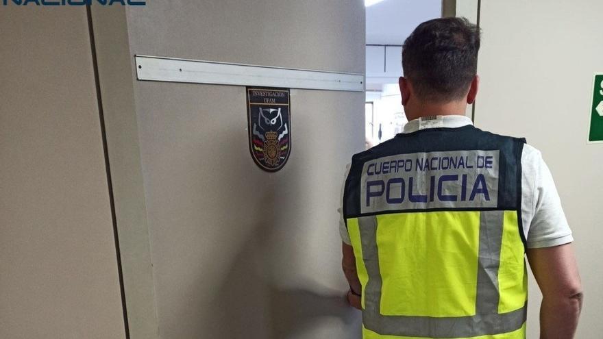Un agente de la Unidad de Atención a la Familia y Mujer de la Policía Nacional.