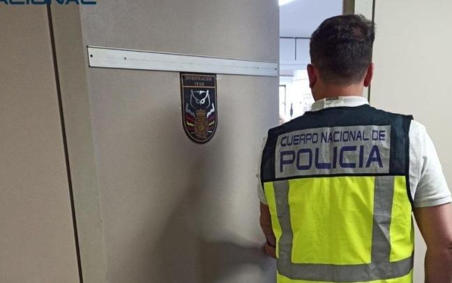 Un agente de la Unidad de Atención a la Familia y Mujer de la Policía Nacional.
