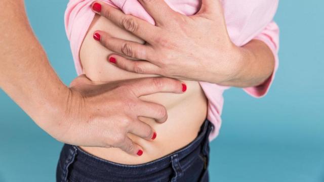 Una persona sufre hinchazón abdominal