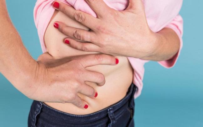 Una persona sufre hinchazón abdominal