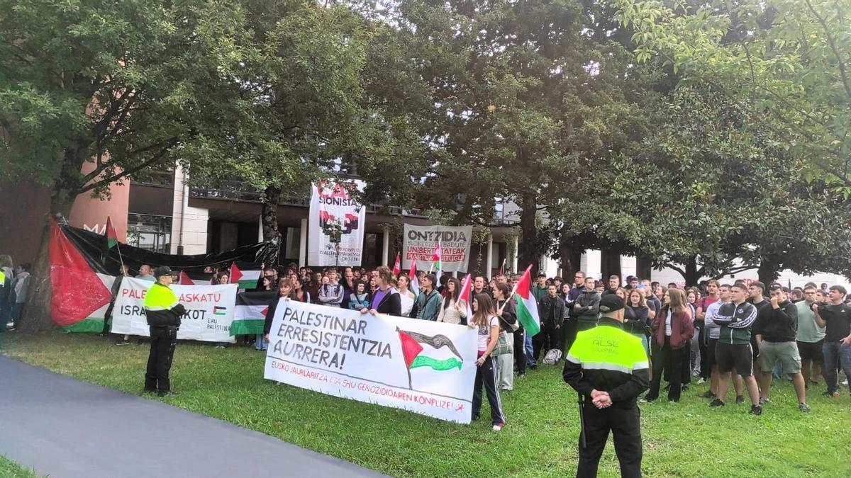 Protestas de estudiantes a favor de Palestina retrasan el inicio del acto de apertura del año académico de la EHU.