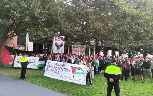 Protestas de estudiantes a favor de Palestina retrasan el inicio del acto de apertura del año académico de la EHU.