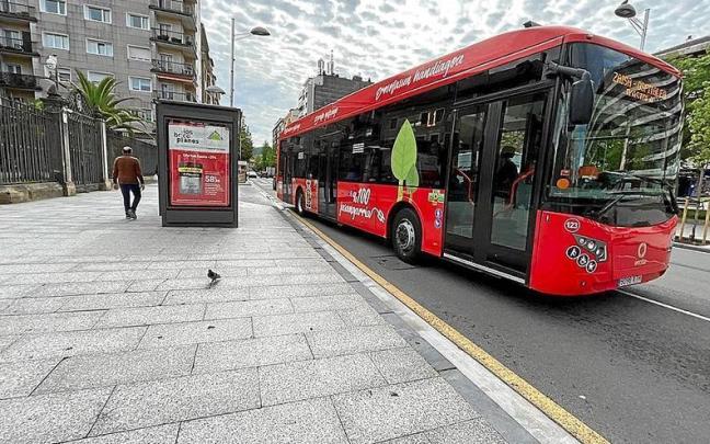 Un autobús de la línea 1, Zaisa-Hospital, en el paseo Colón de Irun.