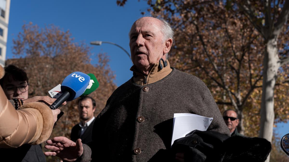 El vicepresidente en el Gobierno español de José María Aznar, Rodrigo Rato, ofrece declaraciones a los medios a su salida de la Audiencia Provincial.