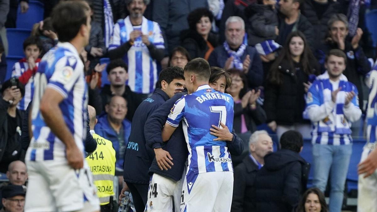 Barrene se abraza con el otro goleador del encuentro, Take Kubo.