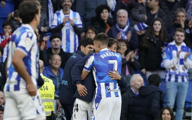 Barrene se abraza con el otro goleador del encuentro, Take Kubo. Barrene se abraza con el otro goleador del encuentro, Take Kubo.