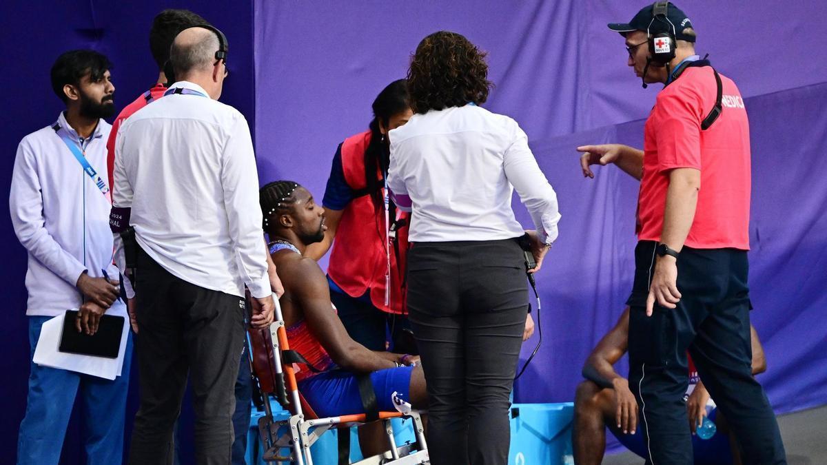 Noah Lyles es atendido por el equipo médico tras correr la final de los 200 metros.