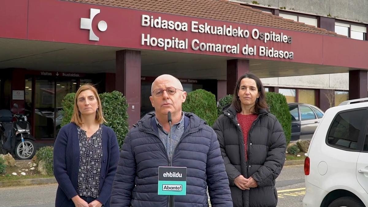Juan Karlos Izagirre, frente al Hospital Comarcal del Bidasoa