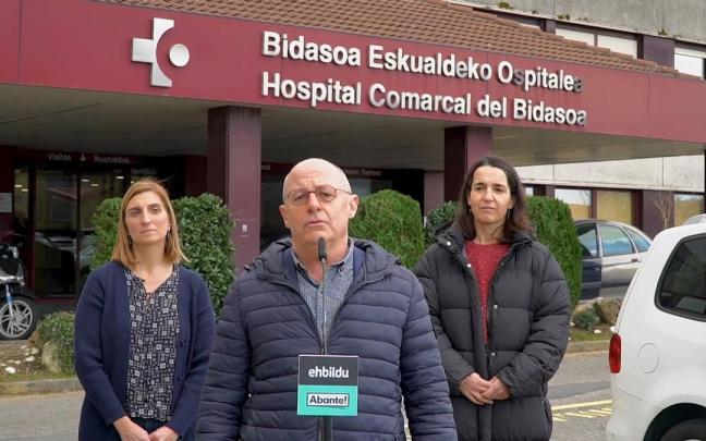 Juan Karlos Izagirre, frente al Hospital Comarcal del Bidasoa