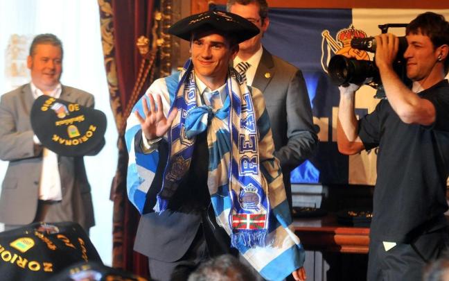 Antoine Griezmann, en el recibimiento de la Diputación Foral de Gipuzkoa por el ascenso de la Real. / RUBEN PLAZA