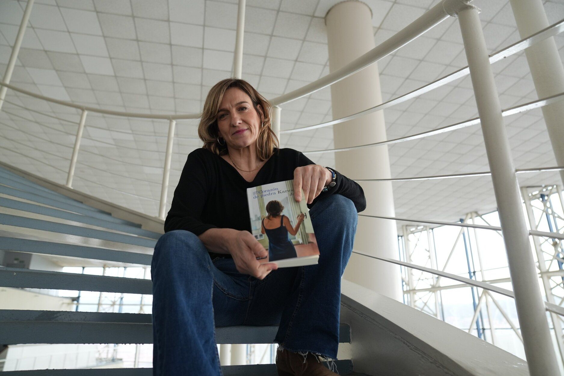 La periodista nacida en Gasteiz da forma a un “alfabeto de latidos” en 'Corazón de piedra'.