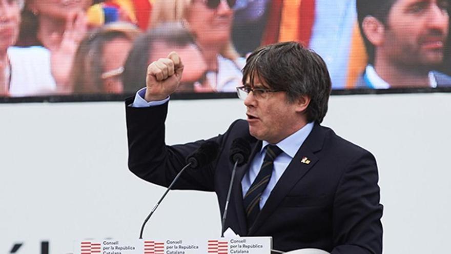 Carles Puigdemont arenga a sus simpatizantes en un acto del Consell per la República.