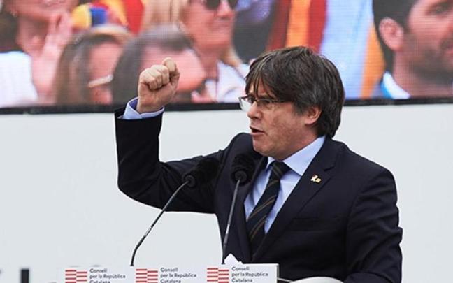 Carles Puigdemont arenga a sus simpatizantes en un acto del Consell per la República.