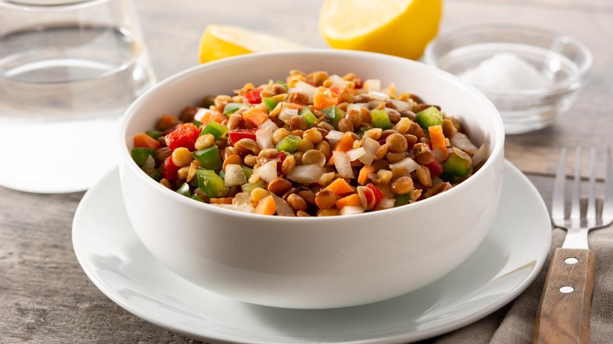 Plato de lentejas con verduras variadas.