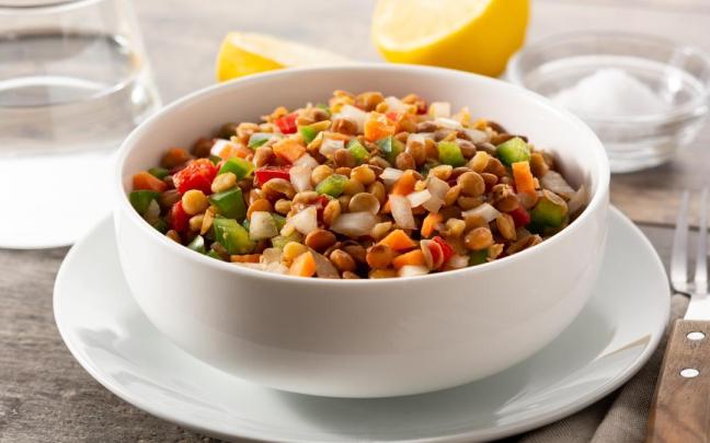 Plato de lentejas con verduras variadas.