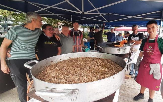 Los de la Micológica Arriola no fallan en la franja matinal del Día de Cuadrillas con su siempre exitosa degustación de setas. Foto: A.O. / DNA Los de la Micológica Arriola no fallan en la franja matinal del Día de Cuadrillas con su siempre exitosa degustación de setas. Foto: A.O.