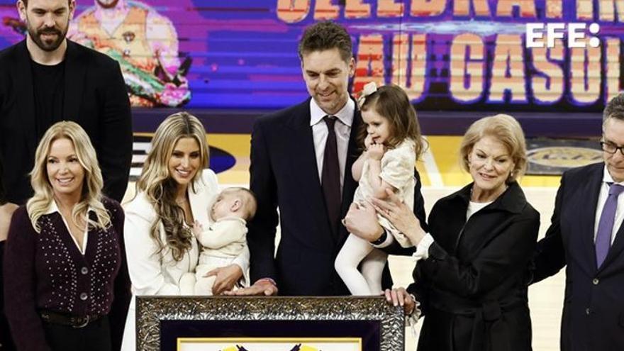 Gasol junto a su familia en el homenaje que le han dedicado LA Lakers.