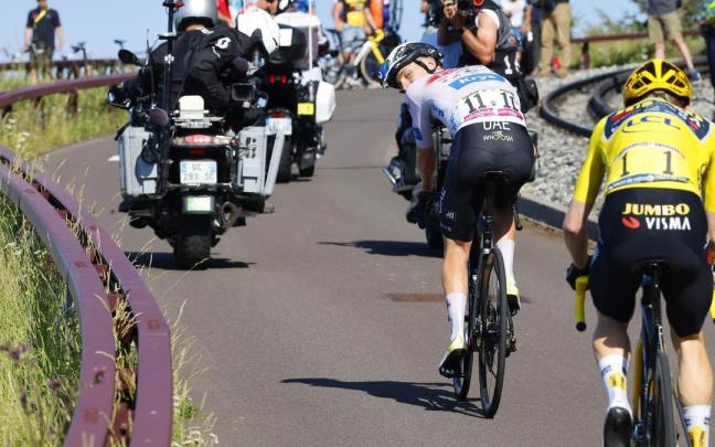 Pogacar observa a Vingegaard, que trata de capturarle en el Puy de Dôme, una ascensión brutal.