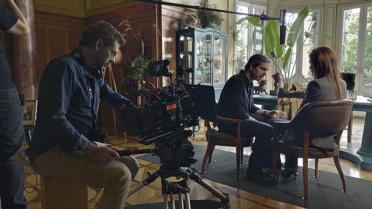 Bajo Ulloa, en la cámara, grabando una escena.