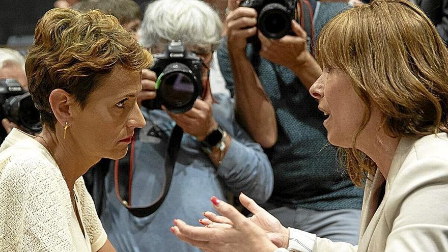 María Chivite y Uxue Barkos, el 16 de junio, en la sesión constitutiva del Parlamento de Navarra de la XI Legislatura.