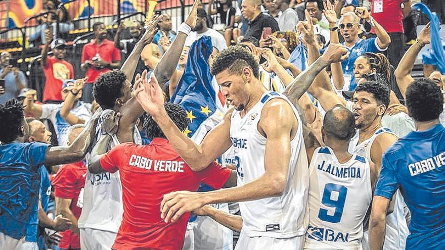 Tavares, en el centro, celebra el triunfo de Cabo Verde.