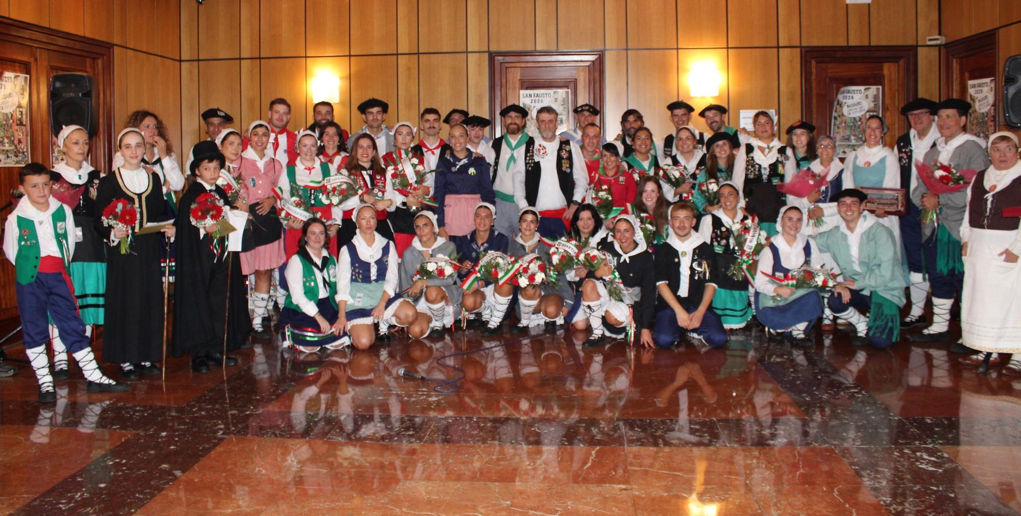 Foto de familia tras la recepción a las cuadrillas y a los alcaldes txikis